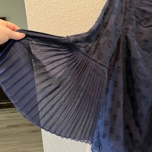 NEW Textured Dot Blouse with Pleated Sleeves Dk Navy by Isaac Mizrahi Sz 18W - Picture 4 of 11